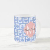Blue Owl Pattern Coral Monogram Persoonlijke naam Matglas Koffiemok (Voorkant rechts)