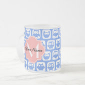 Blue Owl Pattern Coral Monogram Persoonlijke naam Matglas Koffiemok (Voorkant links)