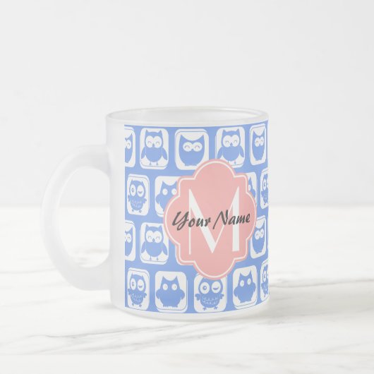 Blue Owl Pattern Coral Monogram Persoonlijke naam Matglas Koffiemok (Links)