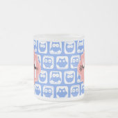 Blue Owl Pattern Coral Monogram Persoonlijke naam Matglas Koffiemok (Center)
