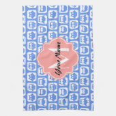 Blue Owl Pattern Coral Monogram Persoonlijke naam Theedoek (Verticaal)