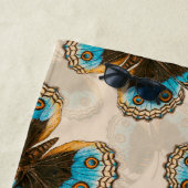 Blue Pansy Butterfly-patroon op wit Strandlaken (In situ)