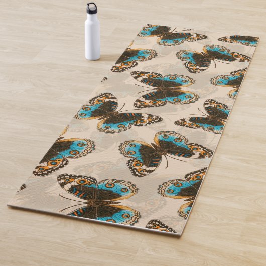 Blue Pansy Butterfly-patroon op wit Yogamat (In situ)