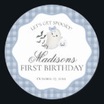 Blue Pastel Little Boo Ghost Verjaardagsfeest Zege Ronde Sticker<br><div class="desc">Hoi Boe! Maak je klaar voor een spookachtig feest met onze Schattigee Pastel Blue Ghost themafeestdecor! Dit charmante ontwerp is voorzien van een schattige geest met een pompoen snoepjes mand, geplaatst tegen een lichtblauwe golvende rand en een preppy gingham achtergrond. Perfect voor een leuke en feestelijke Halloween viering. Laten we...</div>