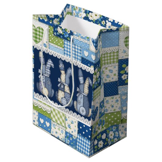 Blue Patchwork Bunnies  Medium Cadeauzakje (Achterkant Gekanteld)