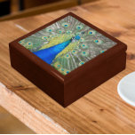 Blue Peacock Feather Plumage Cadeaudoosje<br><div class="desc">Winkelinkten,  juwelen en andere kleine keepenkoeken in deze houten cadeaudoos met keramische tegel die voorzien is van een foto-afbeelding van een mooi,  blauw Peacock met kleurrijke fantail plumage. Selecteer de grootte en kleur van het cadeauvakje.</div>