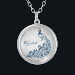 Blue Peacock Leaf Vine Ketting<br><div class="desc">Pas een unieke gave aan voor uw bruidsschatten met een blauw Peacock Leaf Vine Ketting. Het ontwerp van het ketting is voorzien van een lichtgrijze grijze achtergrond met een levendige blauwe pauw met een bladwijnenversiering. Pas de naam van de bruidsmeisje aan voor een geliefde herinnering aan je grote dag. Extra...</div>