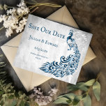 Blue Peacock Leaf Vine Save the Date Aankondiging<br><div class="desc">Personaliseer een unieke huwelijksaankondiging met een Blue Peacock Leaf Vine Save the Date. Het aankondigingsontwerp beschikt over een lichtgrijze grunge-achtergrond met een levendige blauwe pauw met een botanische verfraaiing van wijnstokken en tekst die u kunt personaliseren met uw trouwdatum details. Extra opslaan van de datum aankondiging beschikbaar voor dit ontwerp...</div>