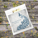Blue Peacock Leaf Vine Wedding Favor Bags Bedankzakje<br><div class="desc">Geef je gasten een huwelijksgunst met een set blauwe hufter lef-vine bruiloft-pleisters. Het ontwerp van de tas is voorzien van een lichtgrijze grijze achtergrond met een levendige blauwe pauw met een bladwijnenversiering. Pas de bruidegom en de bruidnamen aan samen met de trouwdatum.</div>