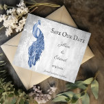 Blue Peacock Save the Date Notice Aankondiging<br><div class="desc">Pas een unieke trouwaankondiging aan met een Blauw Peacock sparen de Datum. Het ontwerp van de aankondiging is voorzien van een elegante pauw tegen delicate bladeren- en slijmachtergrond en tekst die u kunt personaliseren met uw trouwdatumdetails. Extra sparen de datumaankondiging beschikbaar voor dit ontwerp in een verscheidenheid van kleuren.</div>