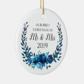 Blue Peonies First Kerstmis als Mr & Mrs. Keramisch Ornament (Rechts)