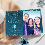 Blue Photo Peace Joy Love Script Snowflake Modern Feestdagenkaart<br><div class="desc">"Vrede, vreugde en liefde." Een leuke, speelse, sneeuwvlokillustratie en moderne typografie op een rijke, diepe blauwgroen blauwe achtergrond van de marmerbare waterverf helpen u in het vakantieseizoen te gebruiken, samen met de aangepaste foto van uw keuze. Faux turquoise folie en witte confetti stippen lijst de kaart. Voel de warmte en...</div>