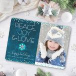 Blue Photo Peace Joy Love Snowflake Custom Modern Feestdagenkaart<br><div class="desc">"Vrede, vreugde en liefde." Een leuke, speelse, sneeuwvlokillustratie en moderne typografie op een rijke, diepe blauwgroen blauwe achtergrond van de marmerbare waterverf helpen u in het vakantieseizoen te gebruiken, samen met de aangepaste foto van uw keuze. Faux turquoise folie en witte confetti stippen lijst de kaart. Voel de warmte en...</div>