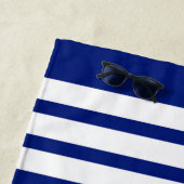 Blue Piranha Fish op Navy Blue en White Stripes Strandlaken (In situ)