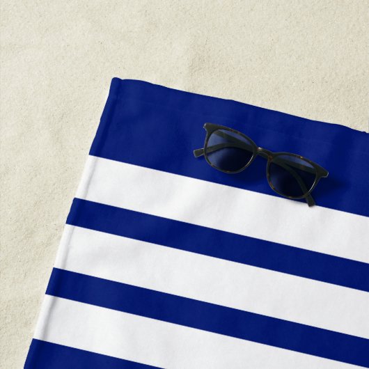 Blue Piranha Fish op Navy Blue en White Stripes Strandlaken (In situ)