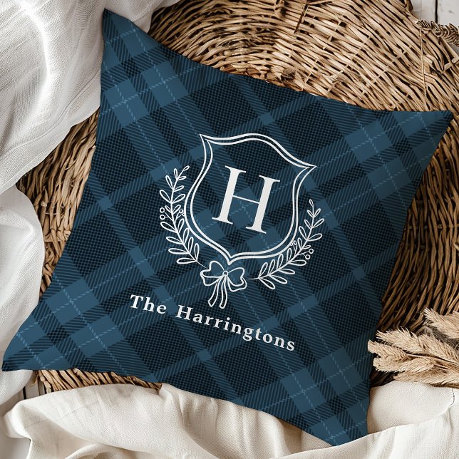 Blue Plaid Winter Monogram Crest Initiaal Kussen (Creator heeft geüpload)