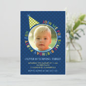 Blue Polka Dots Fun Kinder Photo Birthday Invitati Kaart (Staand voorkant)