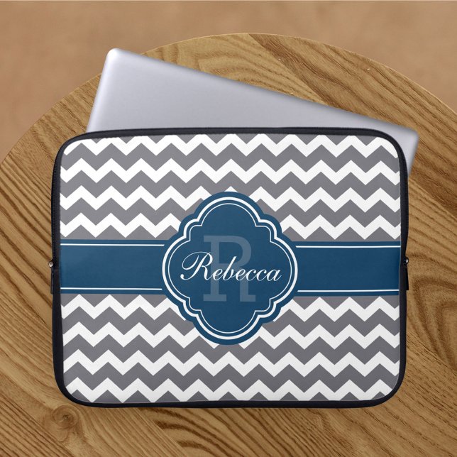 Blue Quatrefoil Monogram Gray Chevron Pattern Laptop Sleeve (Creator heeft geüpload)