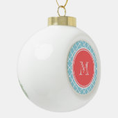 Blue Quatrefoil Pattern, Coral Monogram Keramische Bal Ornament (Links)