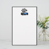 Blue Race-auto met gecheckte vlag Briefpapier (Staand voorkant)