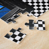 Blue Race-auto met gecheckte vlag Jigzaag Puzzle Legpuzzel (Zijkant)