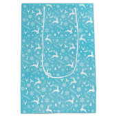 Blue Reindeer Pattern Merry Kerstsnowflakes Medium Cadeauzakje (Achterkant)