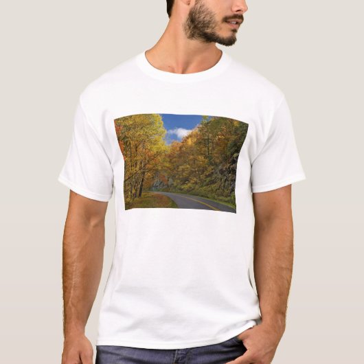 Blue Ridge Parkway die door herfstkleuren stroomt T-shirt (Voorkant)
