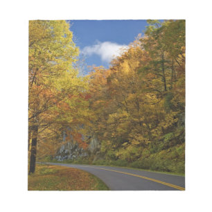 Blue Ridge Parkway kronkelend door herfstkleuren Notitieblok
