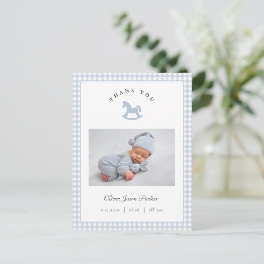 Blue Rocking horse Gingham Boy Birth Announcement Briefkaart (Staand voorkant)