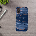 Blue roos gold agate marmer name script iPhone 16 hoesje<br><div class="desc">Een donkerblauw en goudblauw roos,  marmerbare steendruk als achtergrond Personaliseer en voeg jouw naam toe. De naam wordt geschreven met een modern handgeschreven stijlmanuscript met letters.</div>