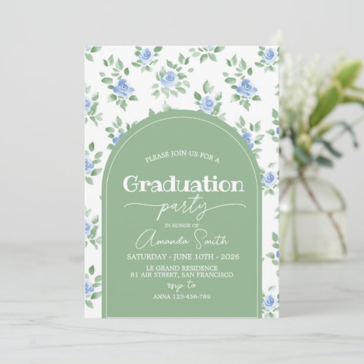Blue Rose Sage Green Arch Graduation Invite Kaart (Staand voorkant)