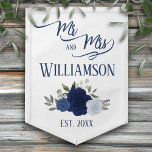 Blue Rozen Rustic Boho Chic Mr. & Mrs Wedding Wimpel<br><div class="desc">Deze vlag is mooi, stijlvol en leuk. Het is ontworpen om de newlyweds te vieren en biedt een elegant boho-schitterend design met een cluster van handbeschilderde waterverf rozen in tinten van stoffige blauw, marine en indigoeroe. De tekst luidt als volgt: Mr en Mrs. met de achternaam van het echtpaar en...</div>