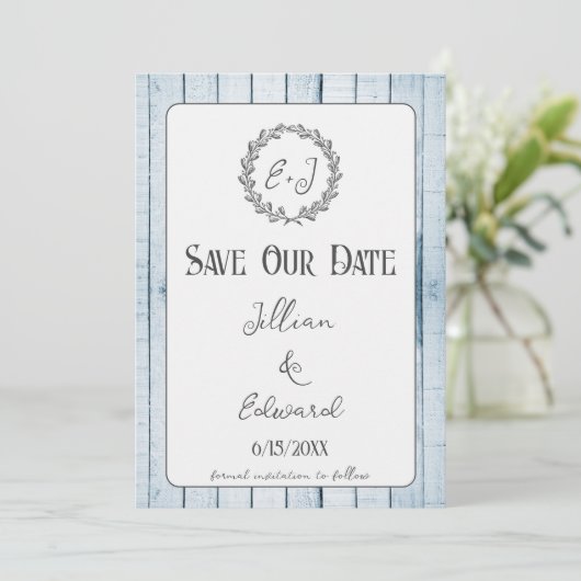 Blue Rustic Monogram sparen de datum aankondiging (Staand voorkant)