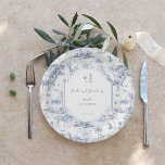 Blue Safari Toile de Jouy | Baby Shower Papieren Bordje<br><div class="desc">Verhoog uw baby shower met deze prachtige Blue Safari Toile de Jouy papieren borden, ideaal voor het vieren van de aankomende komst in stijl! Deze borden zijn voorzien van een stijlvol toile de Jouy-ontwerp in zacht blauw en zijn versierd met grillige safaridieren zoals zebra's, giraffen en tropische palmen, waardoor uw...</div>