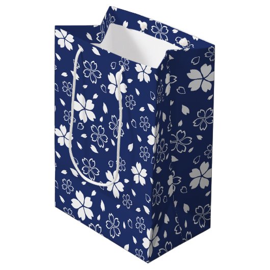 Blue Sakura Pattern Medium Cadeauzakje (Voorkant Gekanteld)