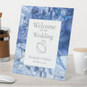 Blue Sapphire Gemstone Wedding Reclamebord Met Voetstuk (Insitu)