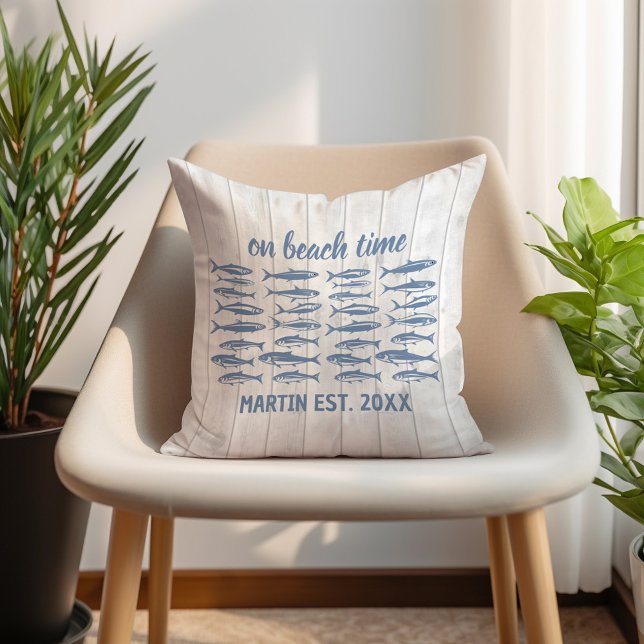 Blue Sardines Beach Time Familienaam Kussen (Customizable sardine "On beach time" pillow. Personalized with your family name and established date)