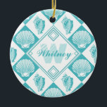 Blue Seashell Diamond Nautical Beach Monogram Keramisch Ornament<br><div class="desc">Dit , blauwe en witte zeeschoeppatroon vormt afbeeldingen strand en zomer. Er zijn twee soorten schelpen in het ontwerp, op afwisselende blauwe en witte diamanten, en een centrale diamantvorm waar je een monogram, naam of andere tekst kunt toevoegen. Ideaal voor nautisch/strand/oceaan/kustthemadecor. Klik op "Aanpassen" als u de grootte van tekst...</div>