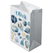 Blue Seashell Gift Bag | Custom Name Medium Cadeauzakje (Voorkant Gekanteld)