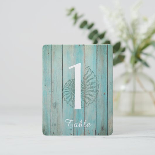 Blue Seashell on Wood Beach Wedding Table Number Kaart (Staand voorkant)