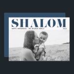 Blue Shalom Bold Typography Happy Hanukkah Foto Feestdagenkaart<br><div class="desc">Happy Hanukkah! Stuur Hanukkah graag naar familie en vrienden met deze aanpasbare moderne Hanoekah-kaart. Hij heeft SHALOM in vetgedrukte typografie. Personaliseer door namen en een foto toe te voegen. Deze foto Happy Hanukkah-kaart is beschikbaar in andere kartonnen dozen.</div>