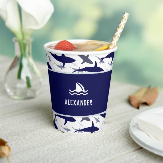 Blue Shark Pattern met naam Boy Birthday Party Papieren Bekers (Insitu)