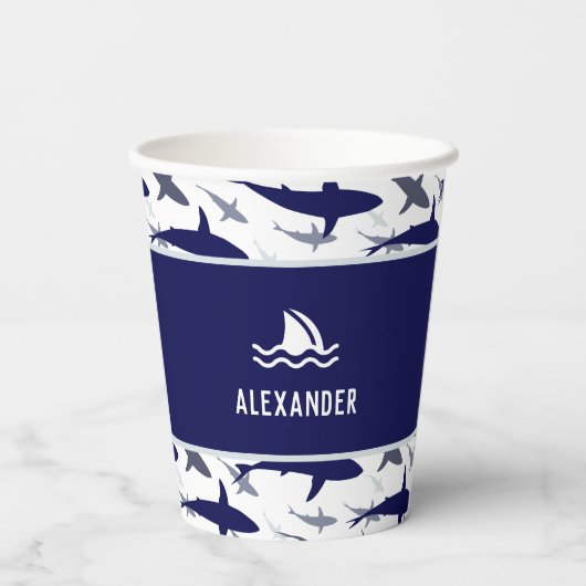 Blue Shark Pattern met naam Boy Birthday Party Papieren Bekers (Achterkant)