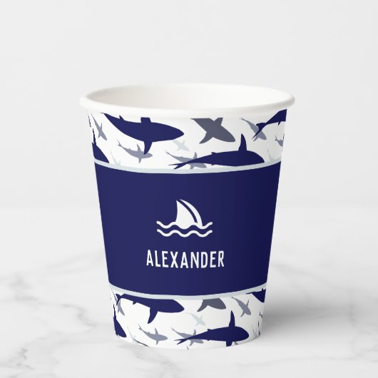 Blue Shark Pattern met naam Boy Birthday Party Papieren Bekers (Voorkant)