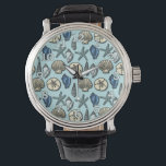 Blue Shell Starfish Zee Pattern Horloge<br><div class="desc">Dit , blauw en crème zeeschelp en zeesterren patroonhorloge tovert afbeeldingen van het strand en de zomer tevoorschijn. Er zijn vijf soorten schelpen in het ontwerp en één zeester. De horlogenummers zijn lichtblauw en passen in het ontwerp. Perfect voor nautische / strand / oceaan / kust thema stijl. De lichtblauwe...</div>