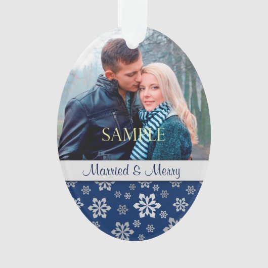 Blue Silver Snowflake Married & Merry Kerstmis Ornament (voorkant)