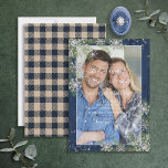 Blue Silver Winter Wood Pset Rustic Photo Wedding Kaart<br><div class="desc">Creëer de perfecte trouwuitnodiging met dit trendy rustic winter wonderland ontwerp. Dit trendy ontwerp is voorzien van blauw marinesoud, zilveren glittersneeuwvlokken die vallen op waterverf voor groen, met handgeschreven scripttypografie en dunne snaarverlichting. De achterkant van de kaart is voorzien van een bruine en marineuze buffelvlecht. Hartelijk dank voor uw steun...</div>