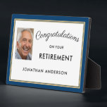 Blue Simple Retirement Party Photo Banner Fotoplaat<br><div class="desc">Deze plaquette van de de lijstbovenkant van de pensioenpartij kenmerkt een eenvoudige professionele lay-out met een donkerblauwe en gouden rand. Zeg gefeliciteerd met dit eenvoudige en gemakkelijk te lezen teken. Personaliseer met een foto van de eer.</div>