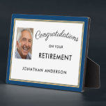 Blue Simple Retirement Party Photo Banner Fotoplaat<br><div class="desc">Deze plaquette van de de lijstbovenkant van de pensioenpartij kenmerkt een eenvoudige professionele lay-out met een donkerblauwe en gouden rand. Zeg gefeliciteerd met dit eenvoudige en gemakkelijk te lezen teken. Personaliseer met een foto van de eer.</div>