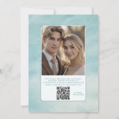 Blue Sky Clouds Wedding Invite QR Code Ethereal Kaart (Achterkant)